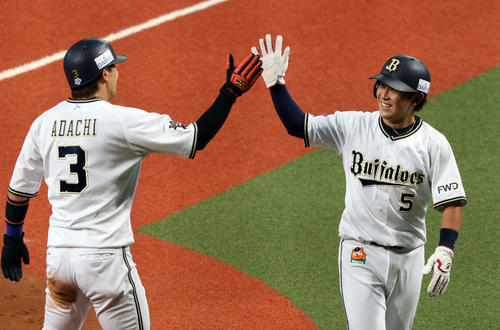 オリックス対ソフトバンク　1回裏オリックス2死満塁、小田の3点適時二塁打で生還した西野（右）と安達（撮影・栗木一考）