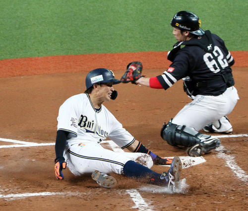 オリックス対ソフトバンク　1回裏オリックス2死満塁、小田の3点適時二塁打で生還する安達。捕手甲斐（撮影・栗木一考）