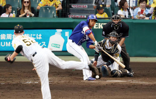 阪神対中日　8回表中日2死一塁、空振り三振に倒れる根尾。投手ジョンソン（撮影・前田充）