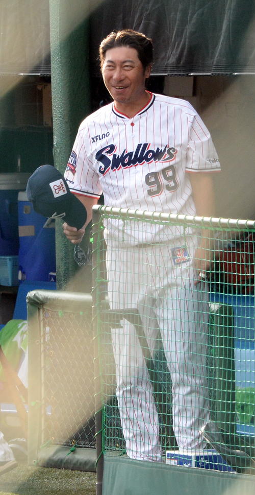 ヤクルトの次期監督に内定している高津2軍監督は、バイタルネットとの練習試合に勝利し笑顔であいさつ（撮影・鈴木正章）