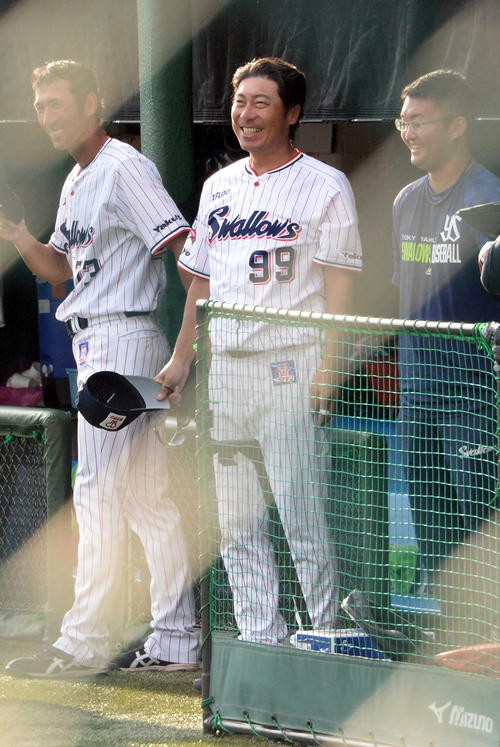 ヤクルトの次期監督に内定している高津2軍監督（中央）はバイタルネットとの練習試合に勝利し笑顔であいさつ（撮影・鈴木正章）