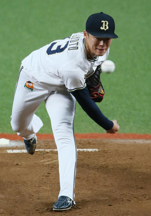 オリックス対ソフトバンク　ソフトバンク打線を相手に力投する山本（撮影・栗木一考）