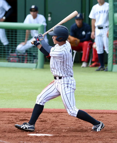 東北工大対仙台大　3回裏仙台大1死二、三塁、先制2点適時打を放つ川村