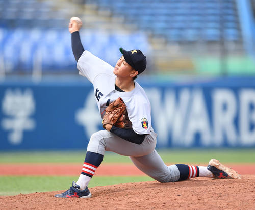 立教対慶応　力投する慶応先発の森田（撮影・加藤諒）