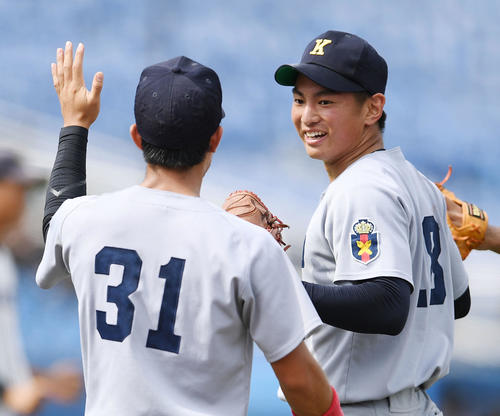立教対慶応　完投勝利し、ナインと喜ぶ慶応先発の森田（右）（撮影・加藤諒）