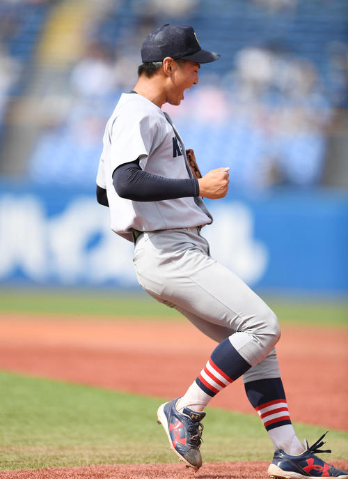 立教対慶応　被安打1で完投勝利し、叫ぶ慶応先発の森田（撮影・加藤諒）
