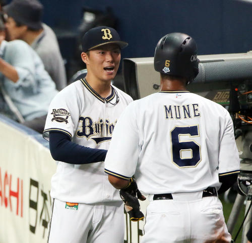 1回裏オリックス2死満塁、安達の先制適時打で生還する宗（右）を出迎える山本（撮影・栗木一考）