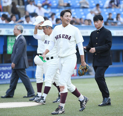 明治対早稲田　明治に勝利し、笑顔でグラウンドを後にする早稲田の加藤（手前）（撮影・加藤諒）