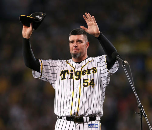 引退セレモニーであいさつを終えたメッセンジャーはファンの声援に応える（撮影・上山淳一）