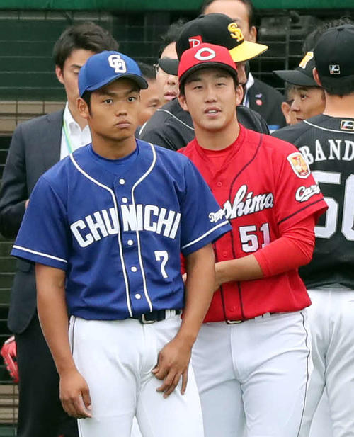 中日根尾昂（左）と広島小園海斗（2019年7月11日撮影）