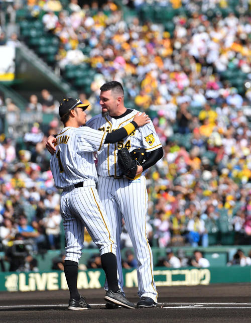 阪神対中日　最終登板を終え、鳥谷（左）にねぎらいの言葉を掛けられるメッセンジャー（撮影・上田博志）