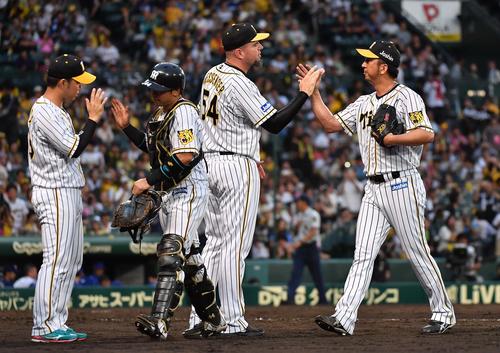 阪神対中日　中日に勝利しメッセンジャーらナインとハイタッチする藤川（右）（撮影・上田博志）