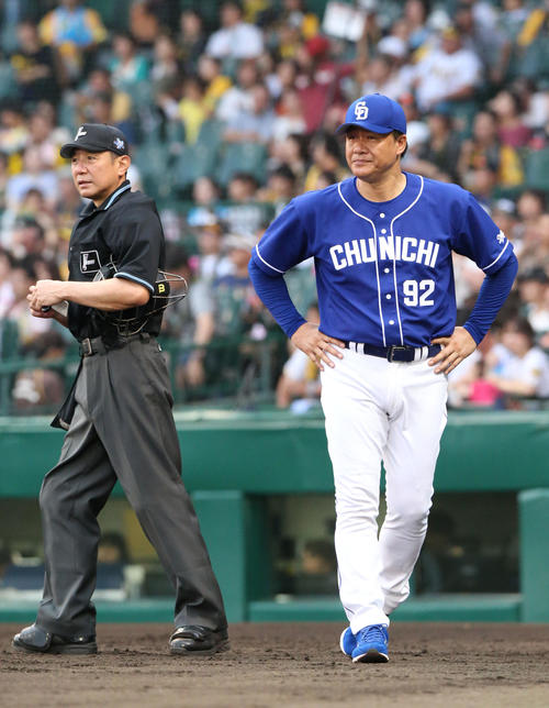 阪神対中日　8回表の攻撃を終え選手交代を告げた与田監督（右）はベンチに引きあげる（撮影・上山淳一）