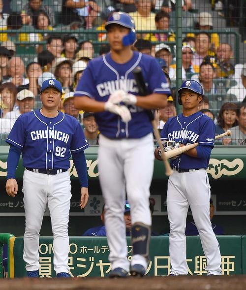 阪神対中日　打者交代を告げる与田監督。右は根尾（撮影・上田博志）
