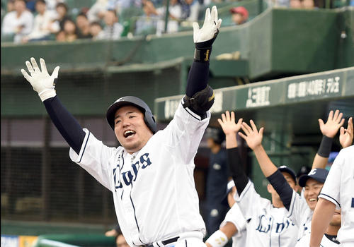 本塁打を放ちベンチ前でポーズを決める西武山川穂高(2019年9月14日)