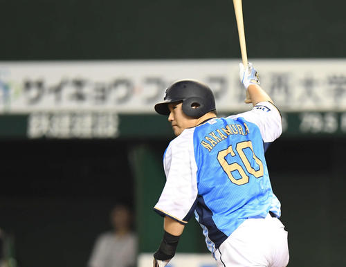 通算400号となるサヨナラ本塁打を放った西武中村剛也(2019年7月19日)