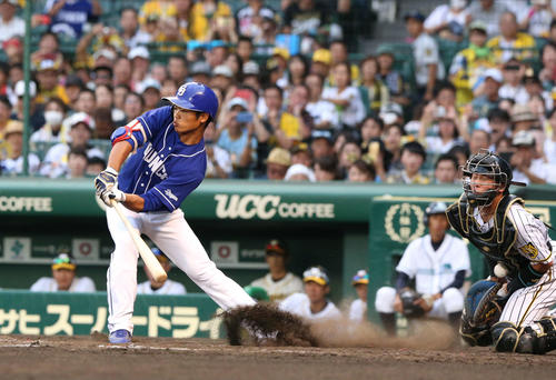 阪神対中日　8回表中日2死一塁、根尾は空振り三振に倒れる（撮影・上山淳一）