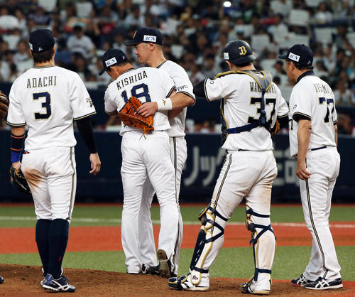 オリックス対ソフトバンク　9回表ソフトバンク1死、高田を三振に仕留めT－岡田（中央）と抱き合う岸田（撮影・栗木一考）
