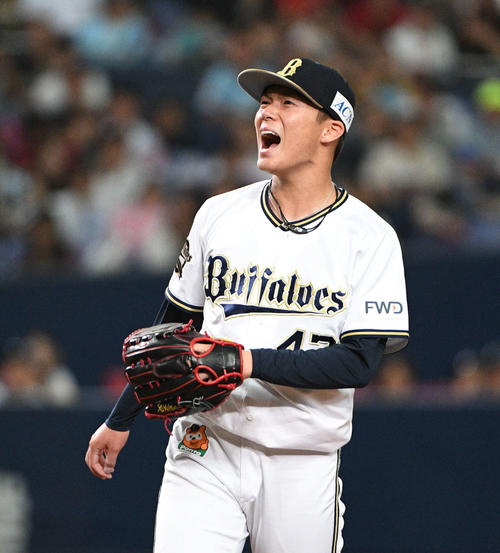 オリックス対ソフトバンク　4回表ソフトバンク2死満塁、松田宣を空振り三振に取り、ほえる山本（撮影・渦原淳）