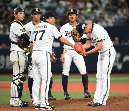 オリックス対ソフトバンク　9回表ソフトバンク無死、現役最後の投球を終えたオリックス岸田（右）は西村監督のねぎらいを受ける（撮影・渦原淳