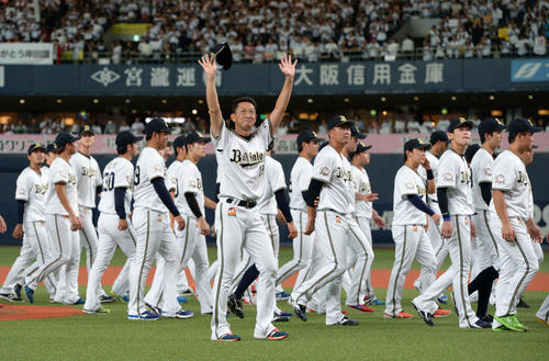 セレモニーを終え、ファンの声援に応える岸田（中央）（撮影・渦原淳）