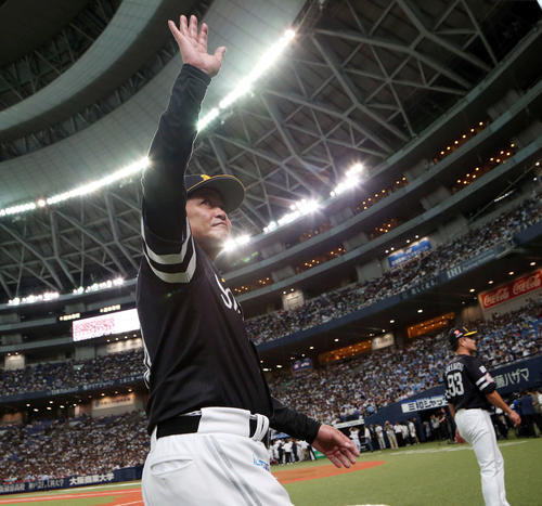 オリックス対ソフトバンク　最終戦を終え、ファンに手を振る工藤監督（撮影・栗木一考）