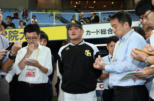 オリックス対ソフトバンク　質問に答える工藤監督（撮影・栗木一考）