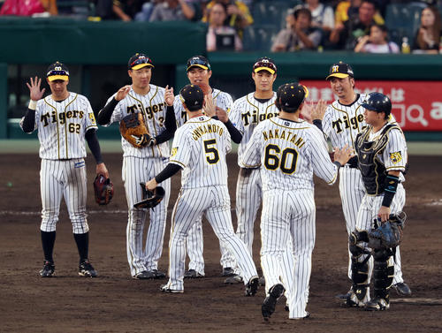 阪神対中日　中日に勝利し、タッチを交わす阪神ナイン（撮影・前田充）