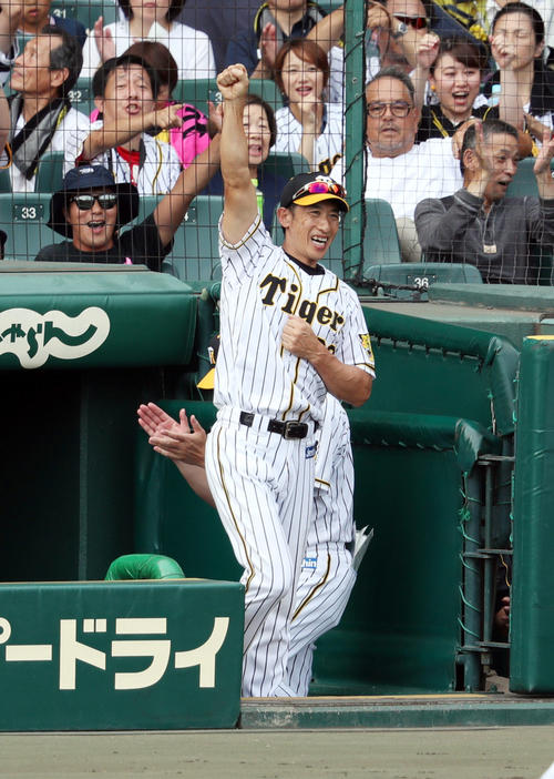阪神対中日　5回裏阪神2死、陽川が先制ソロ本塁打を放ちガッツポーズする矢野監督（撮影・前田充）