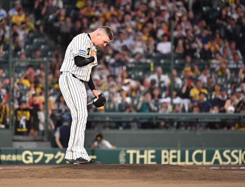 引退セレモニーで甲子園球場のマウンドに最後のあいさつをするメッセンジャー（撮影・上田博志）
