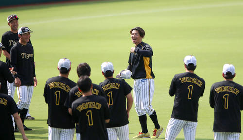 阪神対中日 練習前、鳥谷Tシャツを着たナインが鳥谷を出迎える(撮影・上山淳一)