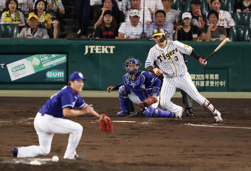 4回裏阪神1死一、二塁、先制の中前適時打を放つ大山。投手三ツ間(撮影・前田充)