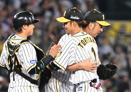 シーズン最終戦、中日を破り鳥谷は藤川と抱き合って喜ぶ左は梅野(撮影・奥田泰也)