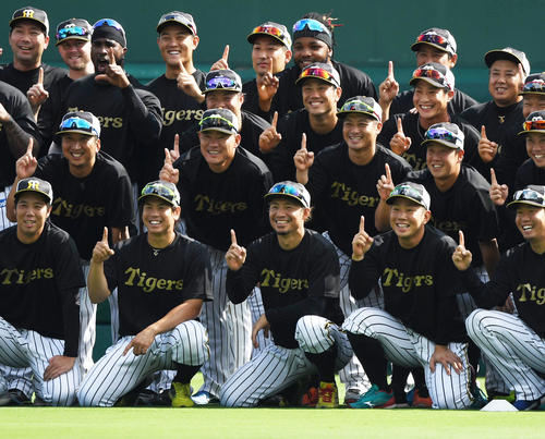 阪神での最終戦を迎えた鳥谷(前列中央)は、ナインと1番ポーズで記念撮影(撮影・奥田泰也)