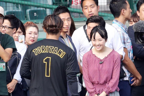 阪神対中日 鳥谷(左)に笑顔であいさつする本田望結(撮影・前田充)