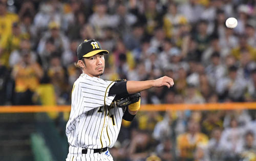 8回守備につく鳥谷敬はボール回しをする(撮影・奥田泰也)