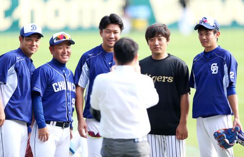 阪神対中日 試合前、引退を表明した高橋聡(右から2人目)は中日の選手・コーチたちと記念写真に納まる(撮影・上山淳一)