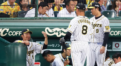 3回表の中日の攻撃が終わり、ベンチで福留(右から2人目)を迎える鳥谷(左)(撮影・前田充)
