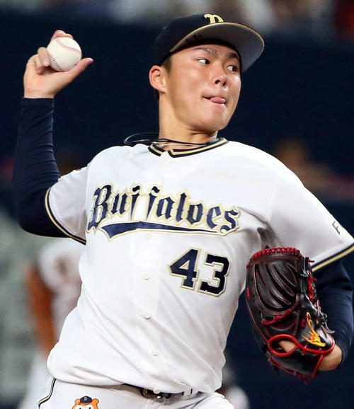 オリックス対ソフトバンク　ソフトバンク打線を相手に力投する山本（撮影・栗木一考）