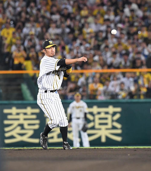 阪神対中日　8回守備につく鳥谷敬はボール回しをする（撮影・奥田泰也）