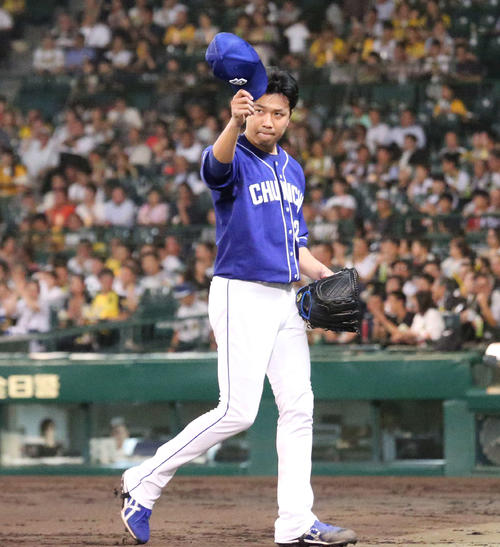 阪神対中日　4回裏阪神無死、近本を一ゴロに抑えた所で降板となった中日大野雄は大歓声に応える（撮影・上山淳一）
