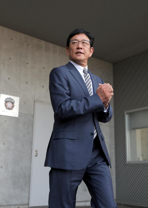面談を終え日本ハム球団事務所を後にする栗山監督（撮影・佐藤翔太）