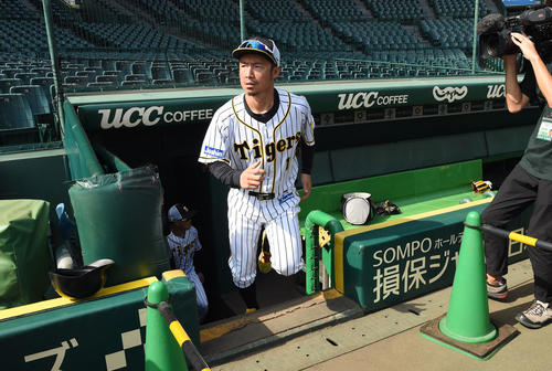阪神対中日　阪神最終試合となる鳥谷敬はグランドに向かう（撮影・奥田泰也）