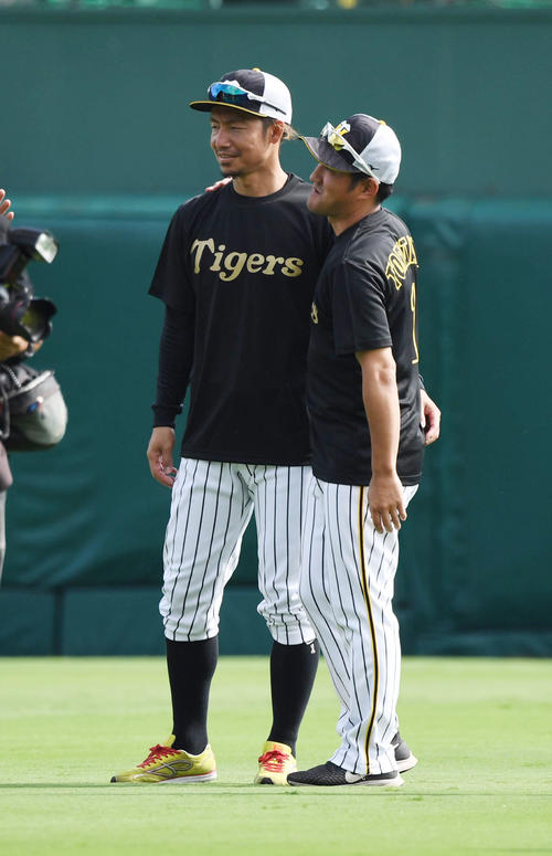 阪神対中日　阪神最終試合となる鳥谷敬（左）は平野恵一コーチと記念撮影（撮影・奥田泰也）