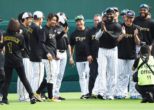 阪神対中日　阪神最終試合となる鳥谷敬はナインとの記念撮影を終え笑顔を見せる（撮影・奥田泰也）
