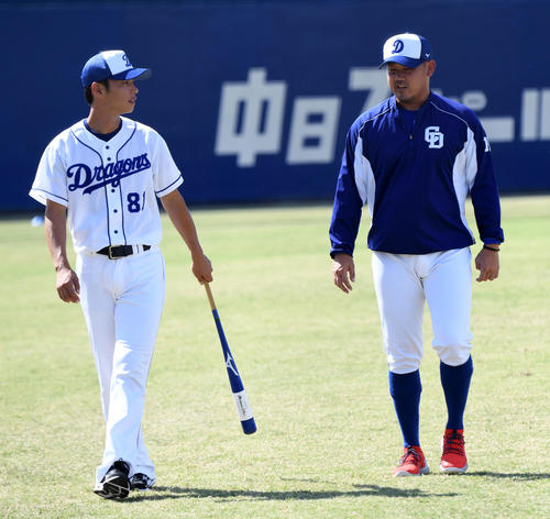 練習で浅尾コーチ（左）と話す松坂（撮影・前岡正明）