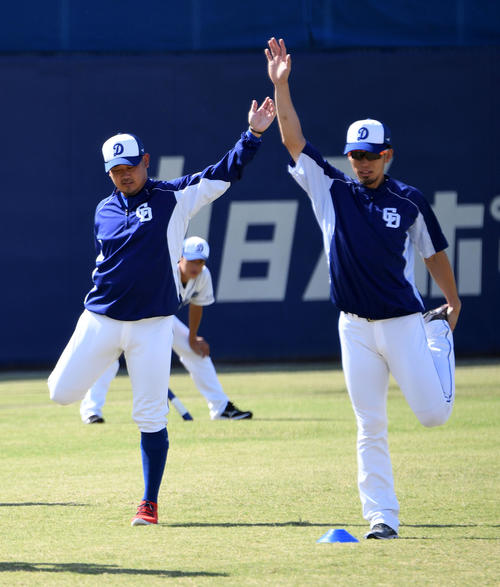 並んでウオームアップする松坂（左）と藤井（撮影・前岡正明）