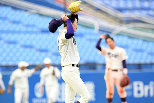 早大対明大　9回表早大2死満塁、小藤に勝ち越しの中前適時二塁打を浴び汗をぬぐう森下（撮影・滝沢徹郎）