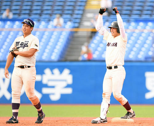 早大対明大　9回表早大2死満塁、勝ち越しとなる走者一掃の中前適時二塁打を放ちベンチへ向いガッツポーズする小藤（右）（撮影・滝沢徹郎）
