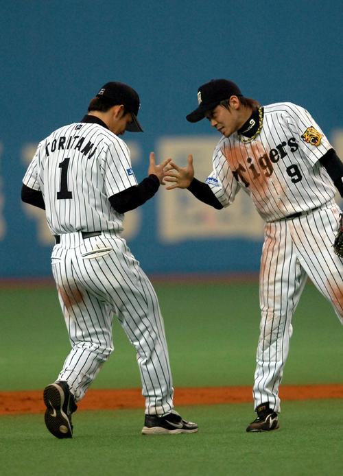 06年、勝利を喜び合う鳥谷（左）と藤本